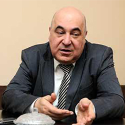 Çingiz Abdullayev: "Xalqla yazıçı toqquşsa, yazıçı uduzur"