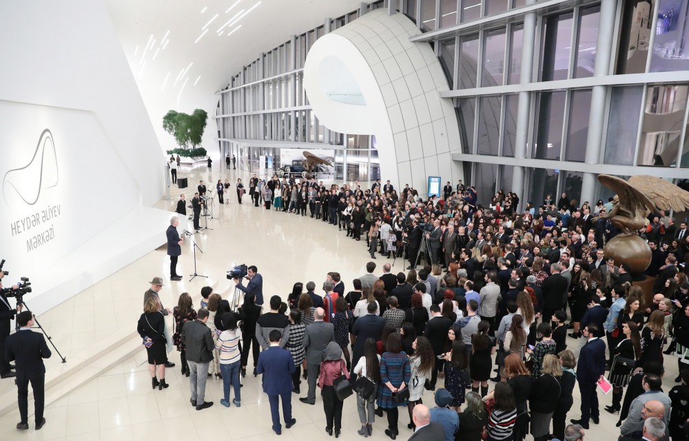 Heydər Əliyev Mərkəzində tanınmış rəssam Alfons Muxanın sərgisi açılıb