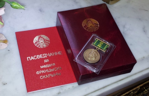 Belarus prezidenti Çingiz Əlioğluna medal verdi