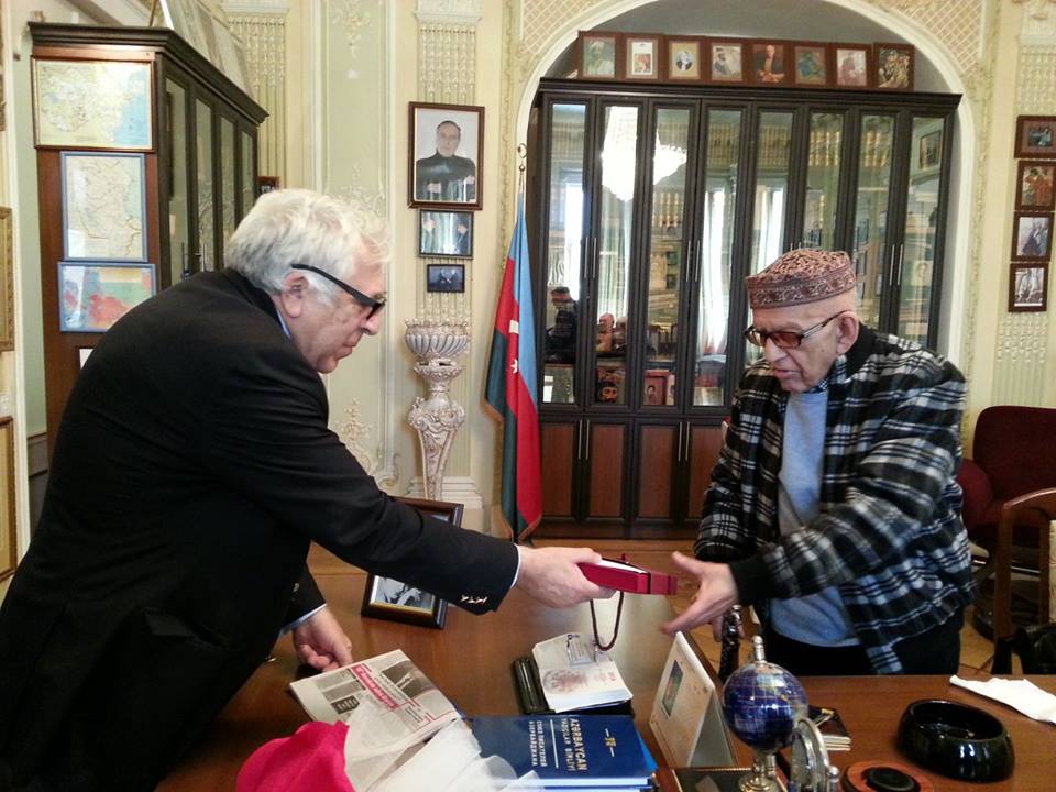 Xalq Şairi Vaqif Səmədoğluna “Nəsimi” Mükafatı təqdim edildi